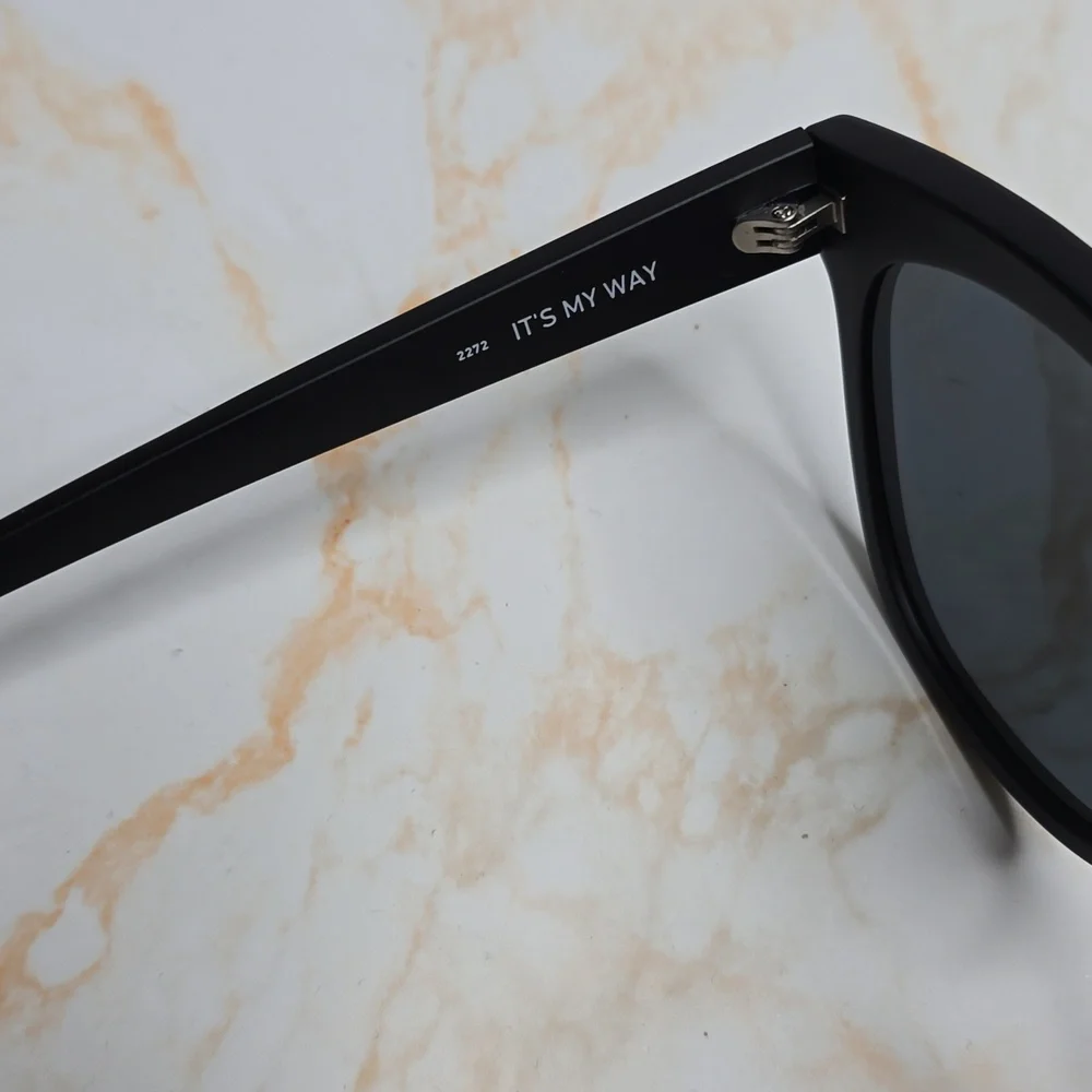 Quay Sunglasses - It's My Way in Black/Smoke Lens Mate Oversized Sunglasses Nwot - Picture 6 of 10